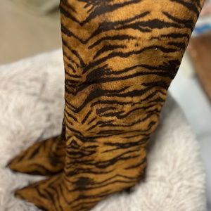 HOT! Tiger print tall boots